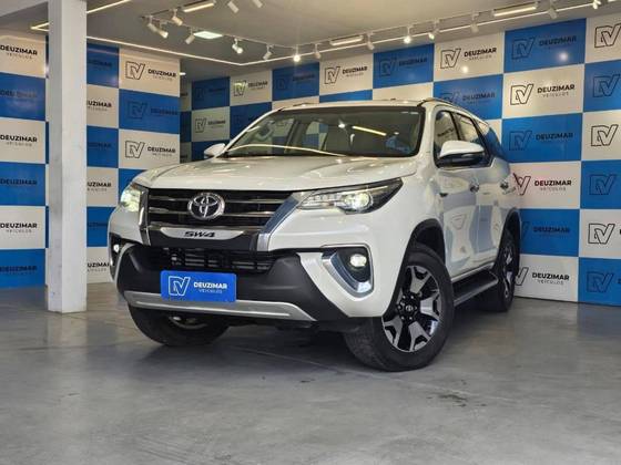 TOYOTA HILUX SW4 2.8 SRX DIAMOND 4X4 7 LUGARES 16V TURBO INTERCOOLER DIESEL 4P AUTOMÁTICO